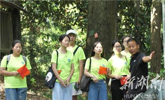 说明: 湖南工程学院学子“三下乡”：传承红色基因 打通红色教育的最后一公里