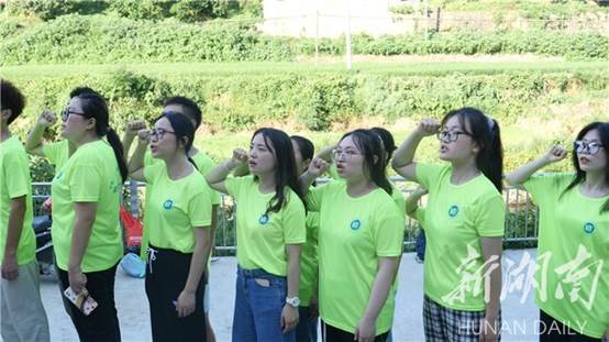 说明: 湖南工程学院学子“三下乡”:传承红色基因 打通红色教育的最后一公里